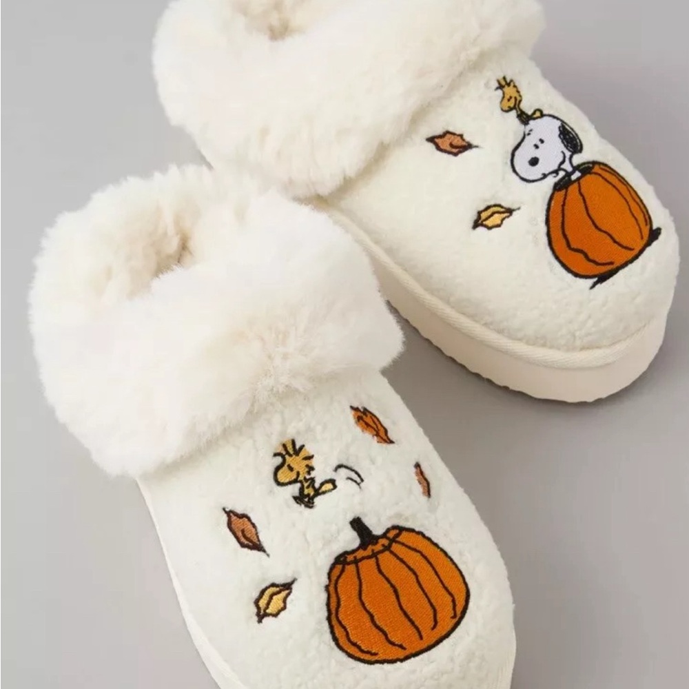 AE Fall Peanuts Snoopy Slippers American Eagle Women Sz 10 SOLD OUT